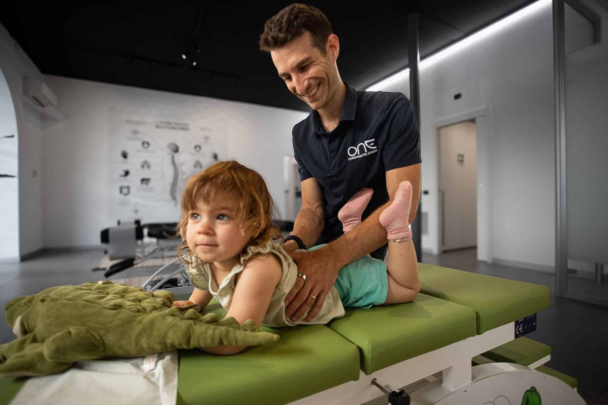 LD5A0800 Delicato trattamento chiropratico su un bambino nello studio di Varese