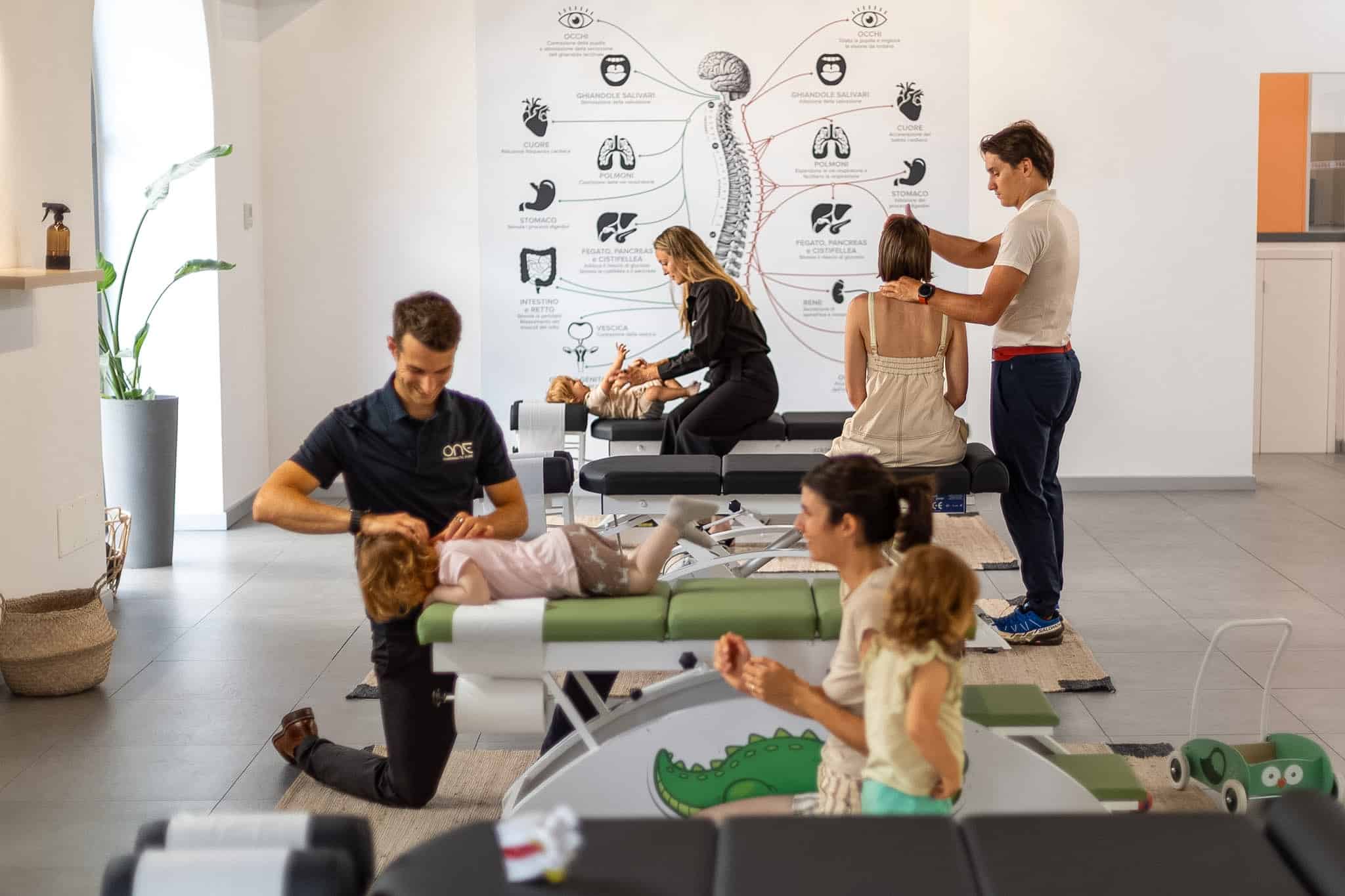 LD5A0857 Het team van de chiropractiepraktijk ONE Chiropractic in Varese, binnen de praktijk