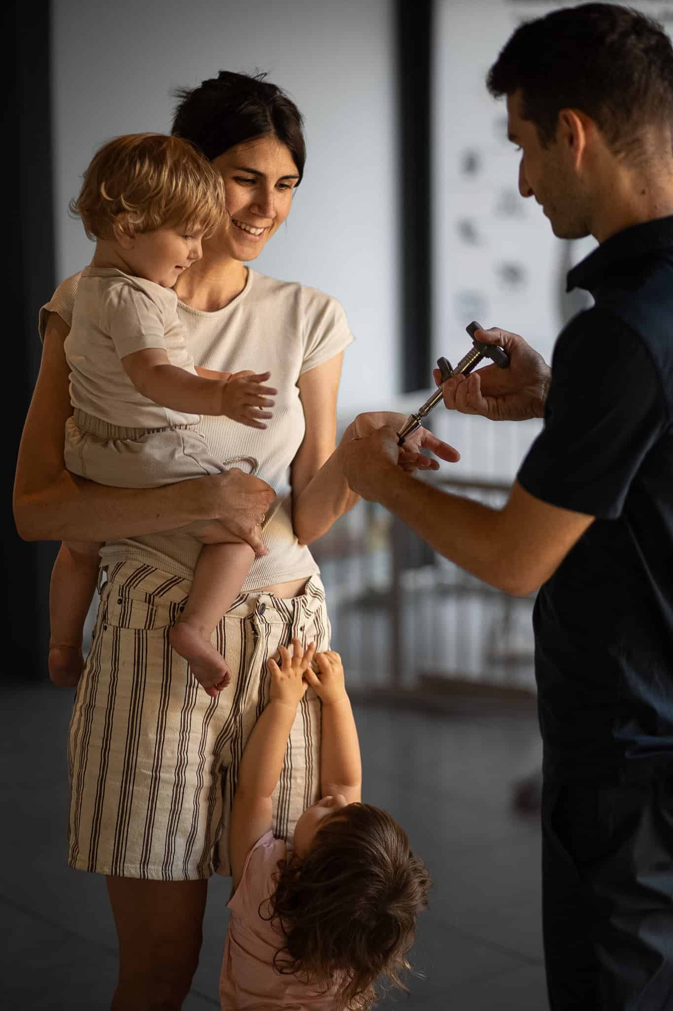 Controllo chiropratico delicato a un bambino nello studio di Varese, con il genitore accanto